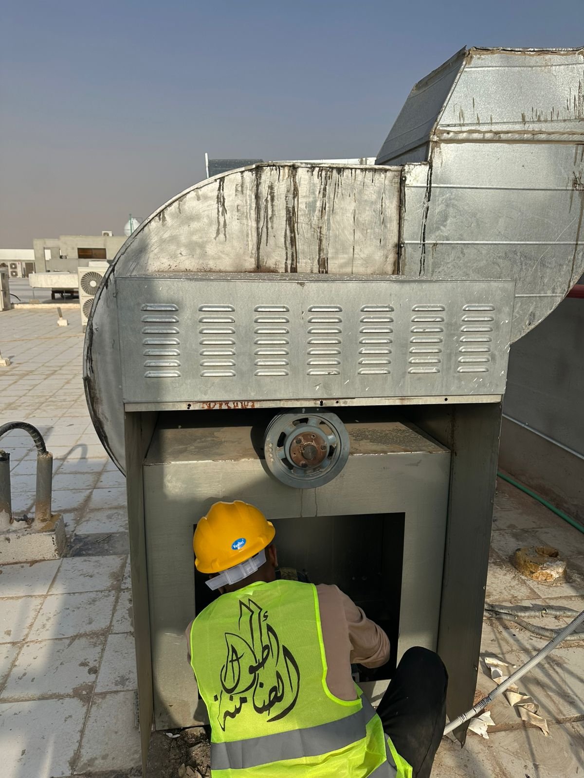 الصيانة الدورية لمطعم ابو العز فرع الثمامة لتاكد من سلامه الجهاز وتشحيم الرمامين وتغير السيور والتاكر من تيار الكهرباء لضمان عدم تعطل الجهاز