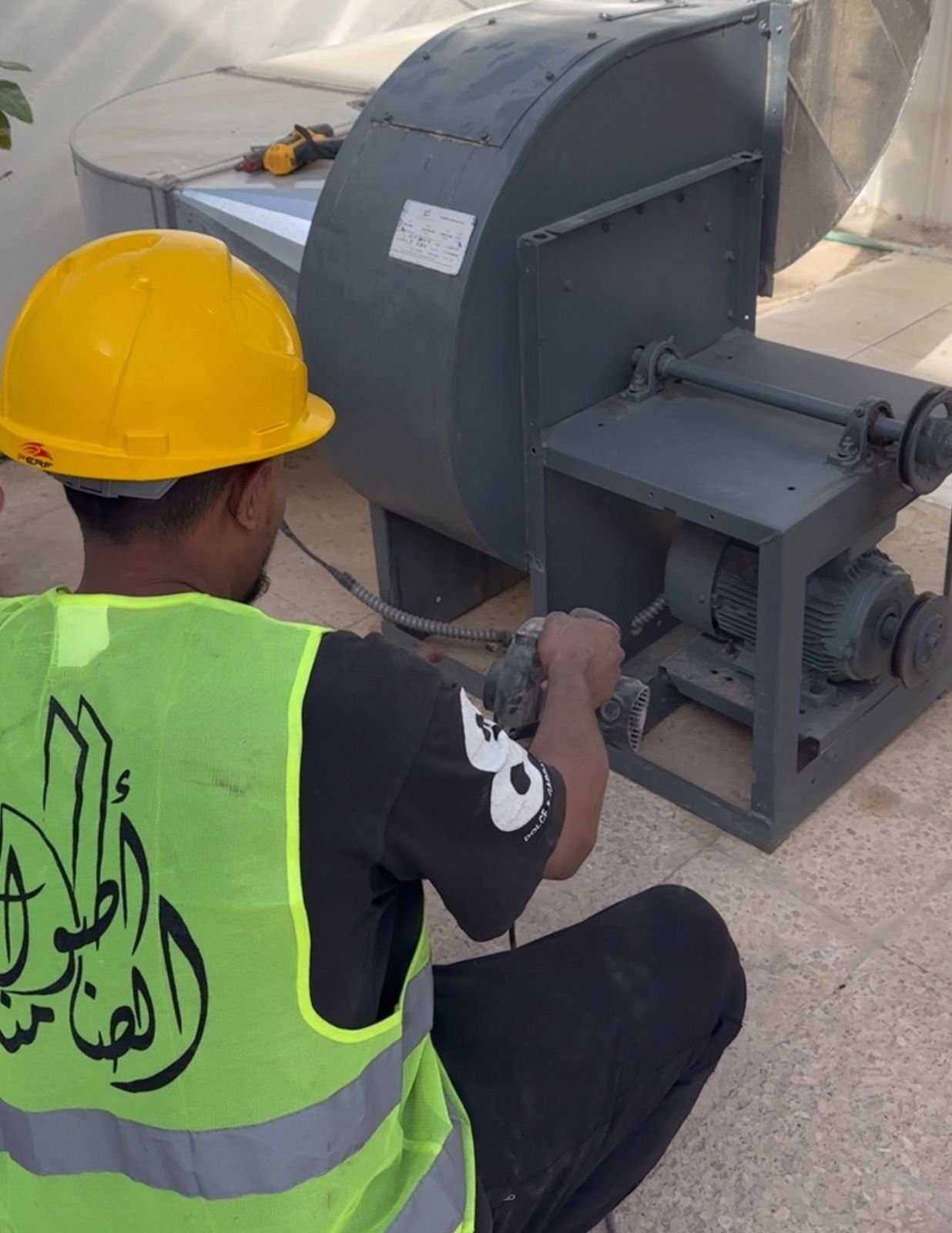 صيانة أنظمة التهوية – المخبز الريفي

نفّذنا أعمال الصيانة الدورية لأنظمة التهوية لدى عميلنا المخبز الريفي، حيث شمل المشروع فحص وتنظيف وصيانة أجهزة التهوية والمراوح وسحب الهواء، لضمان كفاءة التشغيل وتحسين جودة الهواء داخل موقع العمل.

تم تنفيذ الصيانة وفق أعلى المعايير الفنية المعتمدة، مع التأكد من سلامة المعدات، تقليل الأعطال، ورفع كفاءة الأداء بما يتناسب مع طبيعة بيئة المخابز ومتطلبات السلامة الصحية.
نحرص في جميع مشاريعنا على تقديم حلول تهوية موثوقة تساهم في إطالة عمر الأجهزة وتحسين بيئة